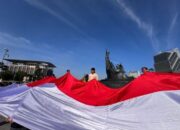 Peringati Hari Sumpah Pemuda ke-96,Pemuda Riau Kibarkan Bendera Raksasa di Tugu Zapin
