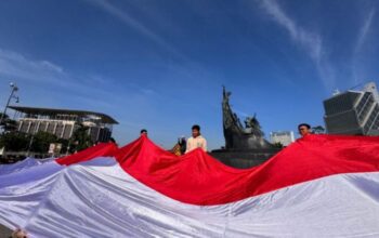 Peringati Hari Sumpah Pemuda ke-96,Pemuda Riau Kibarkan Bendera Raksasa di Tugu Zapin Pemuda Riau kibarkan benderar aksasa di tugu Sapin saat peringati hari sumpa pemuda