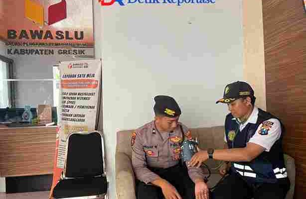 Polres Gresik Periksa Kesehatan Petugas Pengamanan KPU dan Bawaslu