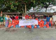 Camat Pelalawan Dampingi Baznas Pelalawan Salurkan Paket Sembako Kepada Warga Desa Sering Jembatan 