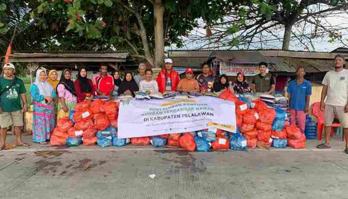 Camat Pelalawan Dampingi Baznas Pelalawan Salurkan Paket Sembako Kepada Warga Desa Sering Jembatan 