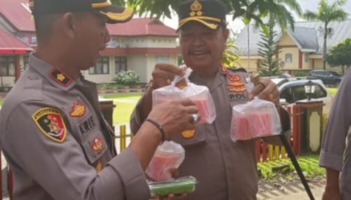 Kapolres Minahasa utara AKBP Dandung Putut Wibowo Bagikan Takjil Gratis, Pererat Kebersamaan di Bulan Ramadan