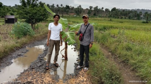 Potret jalan rusak parah yang tidak tersentuh perbaikan hal ini membuat pemuda berusaha kuat untuk memperjuangkannya, jalan ini terletak di desa bulusuka