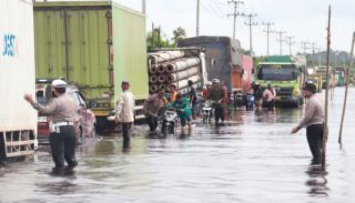 Banjir di Jalintim Pelalawan Makin Parah, Lalu Lintas Lumpuh dan Antrean Kendaraan Panjang
