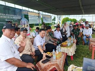Fhoto kades beserta anggota dalam acara membahas perkembangan pertanian di aula pada hari Rabu 23 April 2025