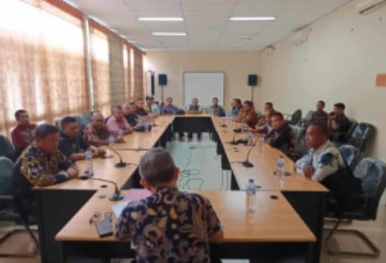 Pertemuan masyarakat dengan dinas pupr untuk menyampaikan aspirasi pembangunan jalan di dinas pupr pada hari kamis 4 April 2025