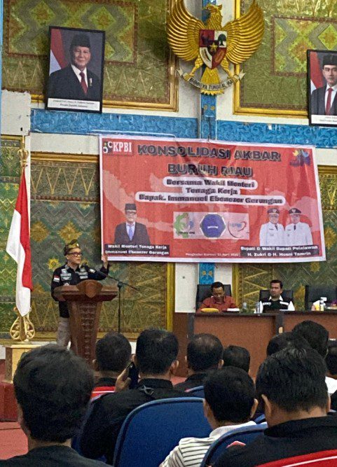 Wakil menteri tenaga kerja memberikan arahan pada acara kolsulidasi Akbar bersama bupati dan masyarakat Pelalawan di gedung daerah Pelalawan pada hari Rabu 23 April 2025