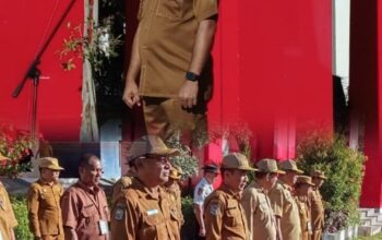 Bupati SIKKA saat apel memberikan pengarahan kepada seluruh ASN pemkab sikka dan masyarakat SIKKA untuk bekerjasama jaga lingkungan yang bersih