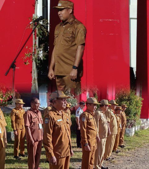 Bupati SIKKA saat apel memberikan pengarahan kepada seluruh ASN pemkab sikka dan masyarakat SIKKA untuk bekerjasama jaga lingkungan yang bersih