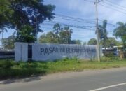 Spanduk “Pasar Ini Bukan Milik Pemkab” Terpampang di Depan Kantor Kecamatan Kencong