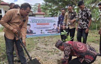 Pengamanan pohon matoa oleh Kemenag Sumba dalam rangka sambut hari bumi 2025
