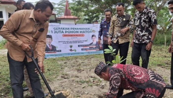 Sambut Hari Bumi 2025, Kemenag Sumba Tengah Tanam Pohon Matoa