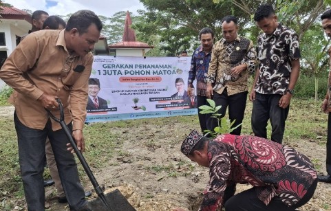 Pengamanan pohon matoa oleh Kemenag Sumba dalam rangka sambut hari bumi 2025