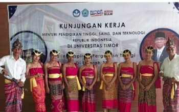 Tarian untuk menyambut menteri pendidikan tinggi sains dan teknologi dalam acara peresmian gedung laboratorium terpadu universitas timor berupa tarian heuk dan ronggeng senitari unimor
