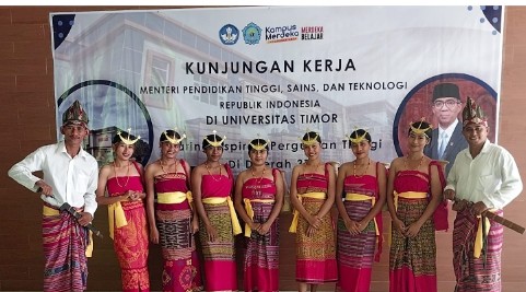 Tarian untuk menyambut menteri pendidikan tinggi sains dan teknologi dalam acara peresmian gedung laboratorium terpadu universitas timor berupa tarian heuk dan ronggeng senitari unimor