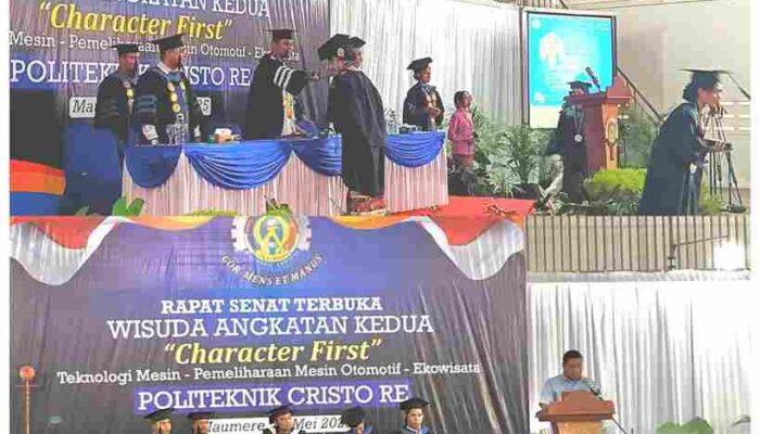 Maria Anjelia Tiku Raih IPK Tertinggi di Wisuda Politeknik Cristo Re Maumere. Lulusan Vokasi Didorong Jadi Generasi Tangguh dan Siap Kerja