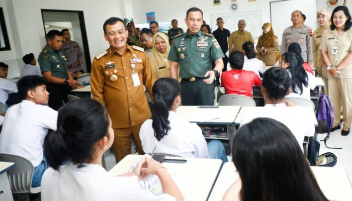 Gebrakan Berani! Gubernur Jateng Ahmad Luthfi Gratiskan Siswa Miskin Sekolah di Swasta — Pertama di Indonesia!