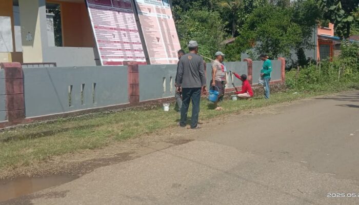 Kades Tanakaraeng Gerakkan Staf dan Warga Bersihkan Kantor Desa: “Lingkungan Sehat Dimulai dari Halaman Sendiri”