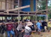 Gotong Royong Polisi dan Warga di Jeneponto: Pindah Rumah Kayu Usai Safari Jumat