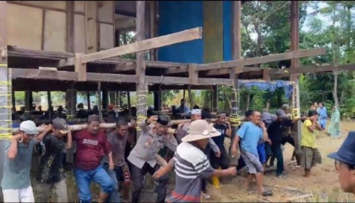 Gotong Royong Polisi dan Warga di Jeneponto: Pindah Rumah Kayu Usai Safari Jumat