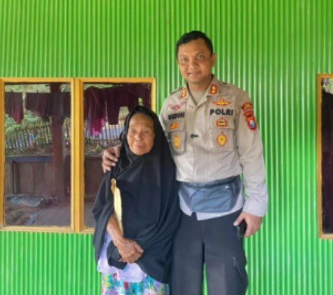 Kapolres jeneponto memberikan bantuan qurban bahagia yang siap bantu satu sapi untuk keluarga miskin ekstrem..