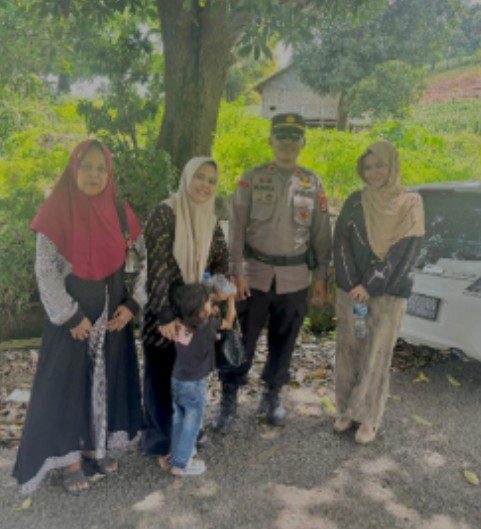 Kunjungan bungaria dg dollo oleh Evi andriani dan rombongan yang rela menyusuri gunung demi kemanusiaan