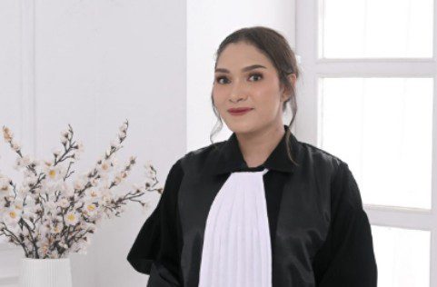 Pakar hukum yang menulis rekfleksi roh dan jiwa yang terkoyak di NTT karena banyaknya ketimpangan yang terjadi di pengadilan.