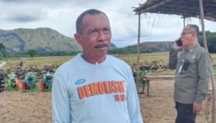 Wapres Gibran Serahkan Alsintan di Sawah Petani Kecil Magepanda: “Saya Sangat Bersyukur dan Bahagia”