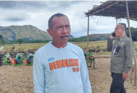 Suasana pembagian bantuan oleh wapres Gibran Rakabuming ke warga megapensa kepada petani sawah yang merasa sangat bersyukur dan bahagia