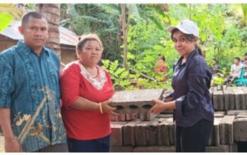 Rumah Reyot Mama Martina Disorot Publik. KADIN Sikka Bantu Bahan Bangunan, Haru Warnai Penyerahan Bantuan Saat penyerahaan bantuan ke mama Martina karena ruma reyot oleh kadın SIKKA