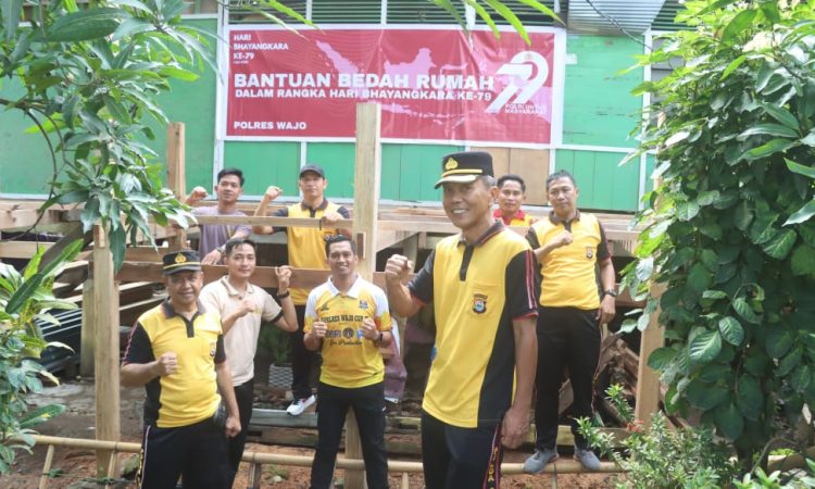 Bedah rumah yang lansung di tinjau waja polres wajo dan menegaskan bahwa polri tidak hanya menjaga tapi juga mengabdi