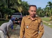 Warga di Kecamatan Bandar Petalangan Gotong Royong Perbaiki Jalan Rusak Pakai Redemix. Aksi Swadaya Jadi Solusi Nyata.