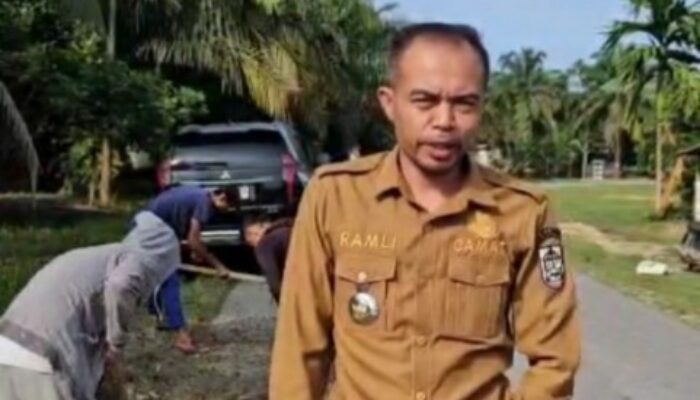 Warga di Kecamatan Bandar Petalangan Gotong Royong Perbaiki Jalan Rusak Pakai Redemix. Aksi Swadaya Jadi Solusi Nyata.