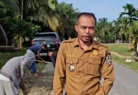 Camat bandar Petalangan Ramli SPD mpd turun langsung ke lapang untuk melihat perbaikan jalan olah masyarakat dengan swadaya