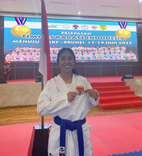 Fhoto sang juara encha Rodrigues pelajar Smansa Maumere yang mewakili Indonesia di kejuaraan karate di Asia tenggara 2025
