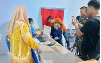 Proses pembuatan e KTP dande yang selesai dalam 15 menit bukti bahwa pemerintah hadir untuk peduli dengan rakyat kecil di dukcapil jeneponto