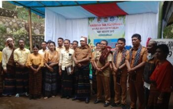 Suasana fhoto bersama yang penuh ke akraban saat bupati sikka melakukan peresmian smp negeri 49 renggarasi dan membuat steatment pendidikan wajib sampai pelosok dan setiap warga negara berhak mendapat pendidikan yang layak