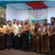 Suasana fhoto bersama yang penuh ke akraban saat bupati sikka melakukan peresmian smp negeri 49 renggarasi dan membuat steatment pendidikan wajib sampai pelosok dan setiap warga negara berhak mendapat pendidikan yang layak