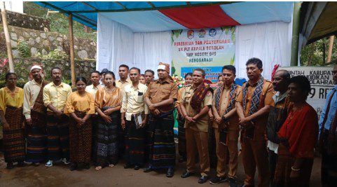 Suasana fhoto bersama yang penuh ke akraban saat bupati sikka melakukan peresmian smp negeri 49 renggarasi dan membuat steatment pendidikan wajib sampai pelosok dan setiap warga negara berhak mendapat pendidikan yang layak