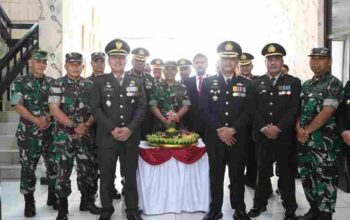 Kodim 0703 Cilacap Beri Kejutan Tumpeng untuk Polresta, Simbol Sinergitas TNI-Polri di HUT Bhayangkara ke-79 Pemberian kejutan tumpeng saat hari bhayangkara untuk Polresta dari kodim 0703 cilacap