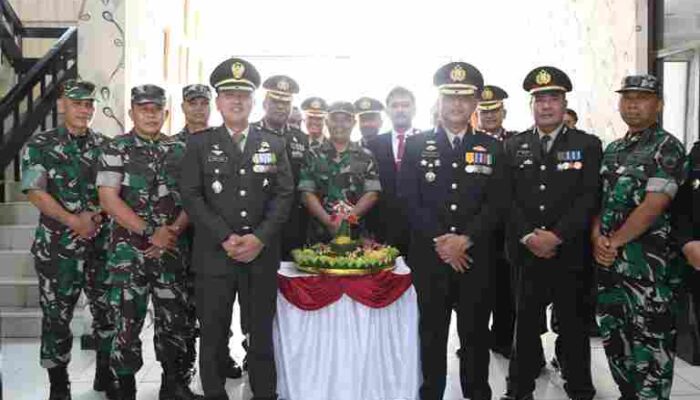 Kodim 0703 Cilacap Beri Kejutan Tumpeng untuk Polresta, Simbol Sinergitas TNI-Polri di HUT Bhayangkara ke-79
