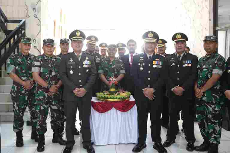 Pemberian kejutan tumpeng saat hari bhayangkara untuk Polresta dari kodim 0703 cilacap