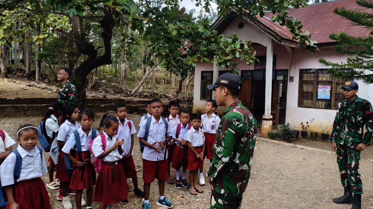 Satgas Pamtas RI-RDTL Tanamkan Wawasan Kebangsaan di SD Perbatasan TTU