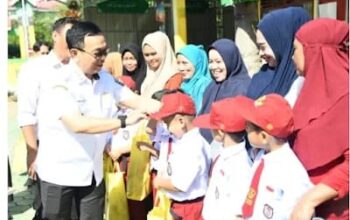 Bupati Soppeng Bagikan Langsung Seragam Gratis ke Siswa SDN 7 Salotungo, Total 5.043 Paket Disalurkan