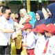 Bupati Soppeng Bagikan Langsung Seragam Gratis ke Siswa SDN 7 Salotungo, Total 5.043 Paket Disalurkan