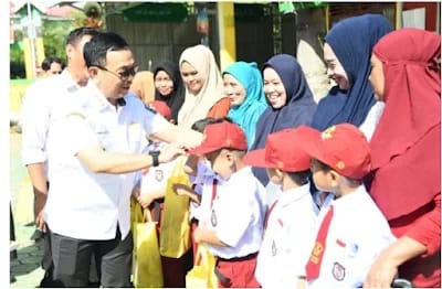 Bupati Soppeng Bagikan Langsung Seragam Gratis ke Siswa SDN 7 Salotungo, Total 5.043 Paket Disalurkan