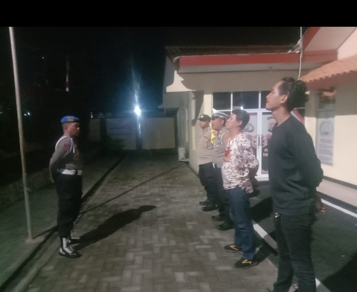 Polsek Kronjo Gelar Apel Malam Siaga, Perkuat Sistem Pengamanan Mako