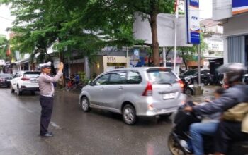 Proses pengamanan yang dilakukan satlantas polres Wajo yang melaksanakan pengamanan dan pengaturan lalu lintas di pagi hari di kota sangkang
