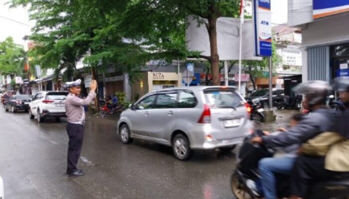 Satlantas Polres Wajo Laksanakan Pengamanan dan Pengaturan Lalu Lintas Pagi Hari di Kota Sengkang