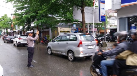 Proses pengamanan yang dilakukan satlantas polres Wajo yang melaksanakan pengamanan dan pengaturan lalu lintas di pagi hari di kota sangkang